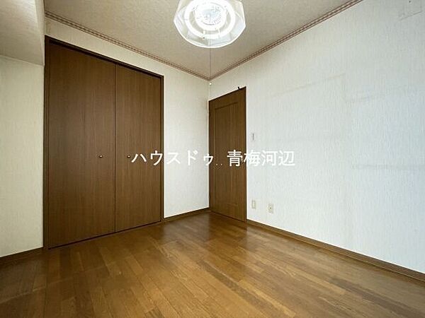 北側洋室：暗くなりがちな北側のお部屋ですが窓もあるので1日中安定した採光を期待できそうです。