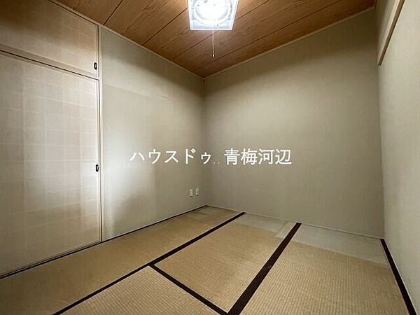 サービスルーム：多目的に使える便利なサービスルーム。収納はもちろん、書斎やテレワークスペース、趣味のお部屋など、ライフスタイルに合わせて自由に活用できます。