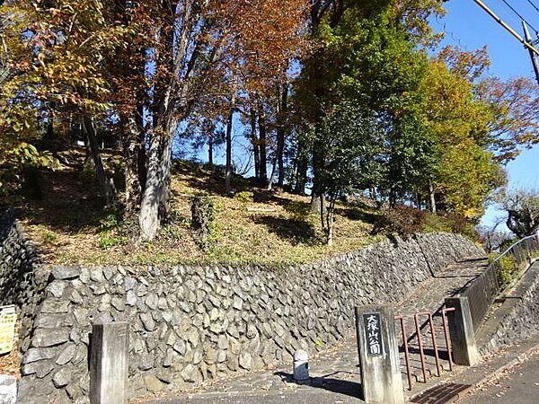 大塚山公園坂道を上ってたどり着く、自然の残る公園です。ウォーキングコースにもぴったりで、緑が多く季節ごとの移り変わりを楽しめます。 560m