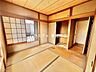 和室：2階和室：コンパクトな和室ですが、畳ででリラックスできる和の空間となっています。お子様のお昼寝スペースとしても活用できそうです！