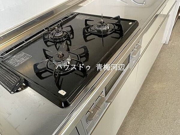 三口コンロ：三口のコンロなので一度に調理ができるので、お料理もはかどりますね。