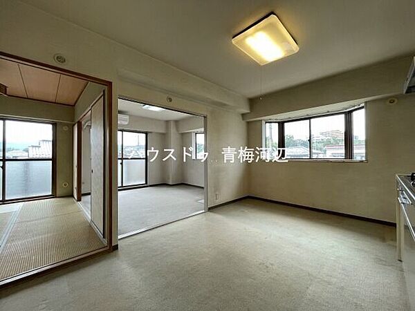 ダイニングキッチン：隣接した洋室と和室の扉をオープンにしておくと圧迫感もあまり感じません。