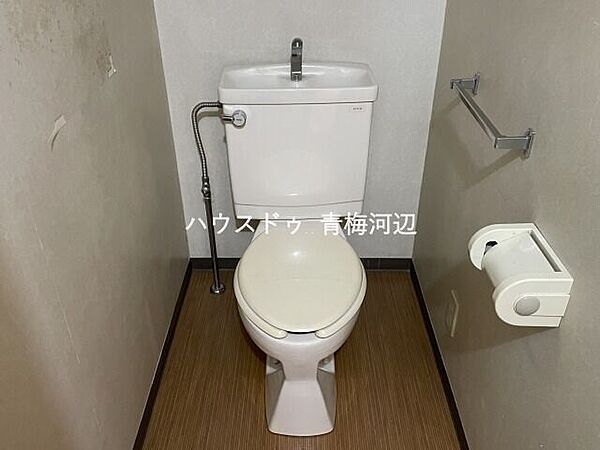 トイレ：白を基調としたトイレです。タオルハンガーとペーパーホルダーが備えられています。