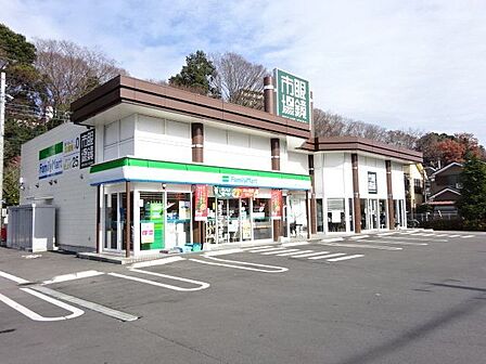 ファミリーマート青梅千ヶ瀬店24時間営業千ヶ瀬2丁目交差点に位置するコンビニエンスストアです。 300m