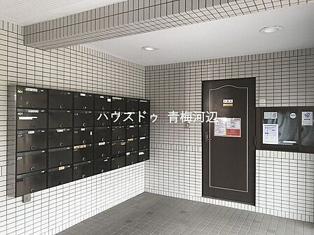 集合ポスト:共用部はきれいに管理されており、毎日の郵便物の受け取りもスムーズです。
