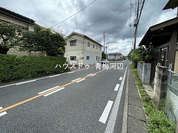 【東南側 前面道路】幅員約7m以上の前面道路です。車の出し入れもしやすく、また配達などの車が停まっていても通行出来る道幅となっています。