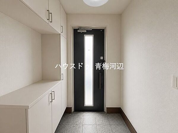 玄関：玄関には小物を置けるスペースがありますので季節ごとにアレンジをするのも楽しそうです♪※一部CG家具消し加工処理をしています。