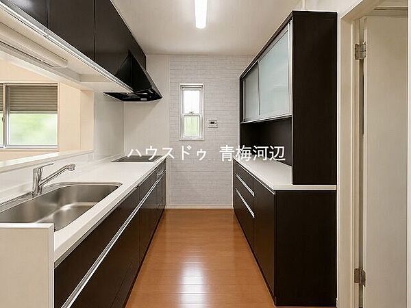 キッチン：小窓が付いた明るく作業のしやすいキッチンスペースになります。カウンターキッチンですので、お子様の様子も確認がしやすく安心ですね。※一部CG家具消し加工処理をしています。