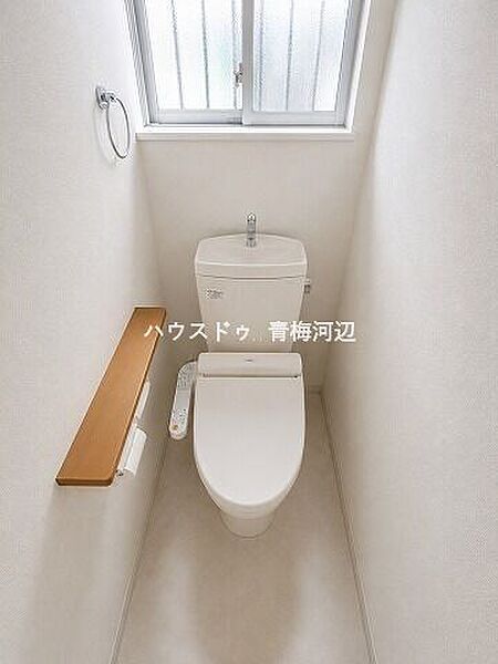 1階トイレ：白を基調としたシンプルな壁紙のトイレになります。2階にも設置されているのでお部屋からの移動も短縮できますね。※一部CG家具消し加工処理をしています。