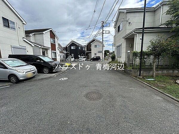 前面道路：幅員約6mの前面道路です。道路幅にゆとりがあるので、車種を選びません。大きめの車を乗りたい方にもオススメです。