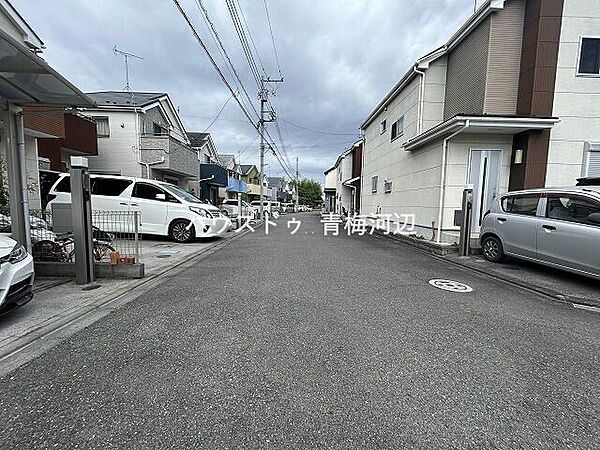 前面道路：幅員約6mの前面道路です。車がすれ違うのに十分な道幅です。