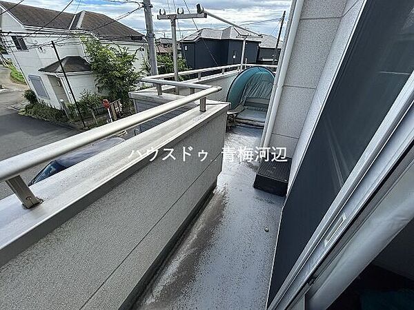 バルコニー：晴れた日は気持ちよくお洗濯を干せそうです。2ヶ所の窓から出入りできるので効率よく家事ができそうです。