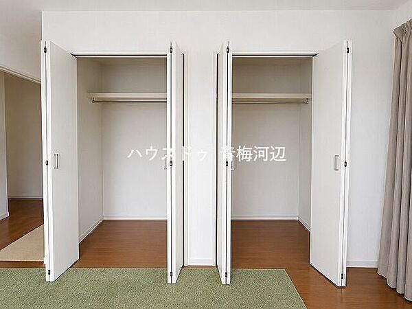 2階洋室収納：ハンガーパイプや枕棚も標準装備されたクローゼットです。※一部CG家具消し加工処理をしています。
