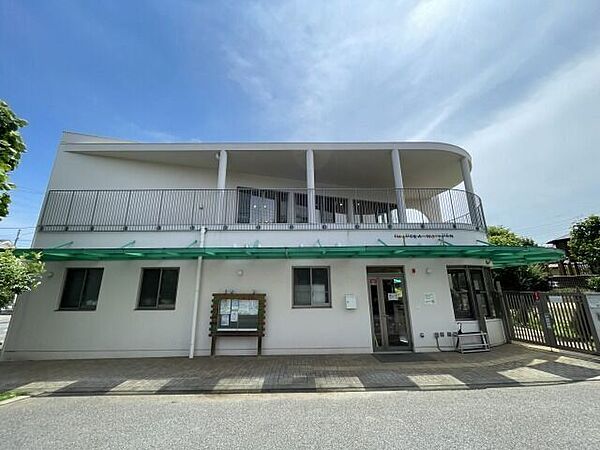 今寺保育園思いきり遊べる広い庭園には、いろいろな遊具が用意され、周囲の花壇はお花がいっぱいです。外遊びを重視し、丈夫な体で元気な子どもを育てていくことを目指しています 530m