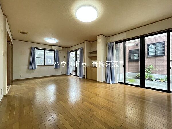 16.7帖リビング：ナチュラルな雰囲気のフローリングですので家具やインテリアなども合わせやすいです。どんなお部屋にしていくか考えるのも楽しいですね♪