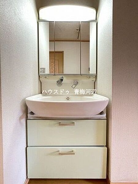 2階洗面所：2階にも洗面所がありますので忙しい朝も混みあわずに済みますね。
