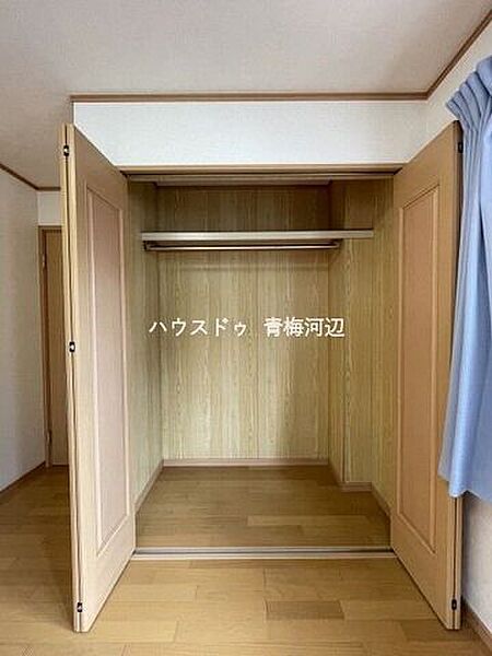7.2帖洋室収納：居室に収納が充実しているのでお掃除も楽になります。衣類や小物がしっかり収まり、室内を広くお使いいただけます。