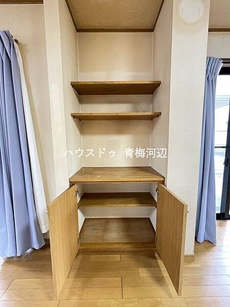 16.7帖リビング収納：あると嬉しいリビング収納。奥行きもあり、使いやすそうですね。