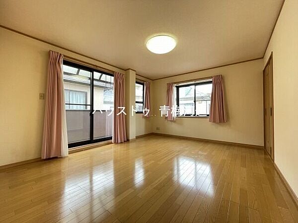 10.5帖洋室：広々としたお部屋なので、ご夫婦の寝室としてもお使いいただけそうです。南側の窓から日差しが入りプライベートの時間も気持ちよく過ごすことができそうです。