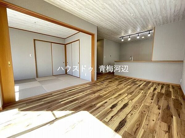 14.5帖リビング：ご家族が自然と集まる憩いの場となりそうです。隣接した和室と合わせるとより広々とした空間でお過ごしいただけます。