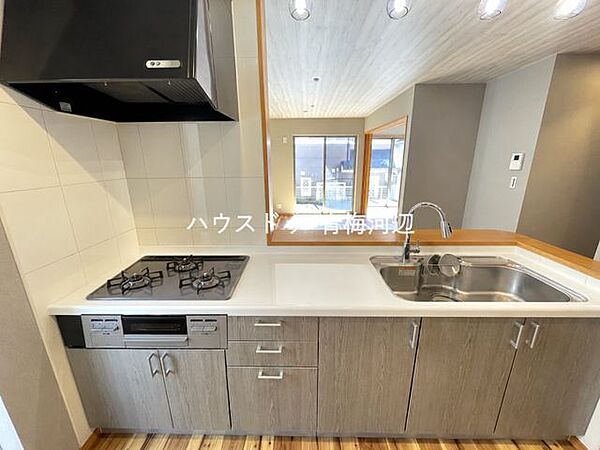 カウンターキッチンでリビングを見渡せます。窓があるので換気がしっかりできるのはもちろん、家事の合間に窓を開けて休憩もできますね。※実際の写真にCG合成しています。