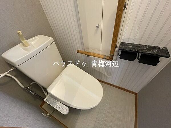 トイレ：白を基調としたシンプルな壁紙のトイレになります。2階にも設置されているのでお部屋からの移動も短縮できますね。
