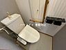 トイレ：トイレ：白を基調としたシンプルな壁紙のトイレになります。2階にも設置されているのでお部屋からの移動も短縮できますね。