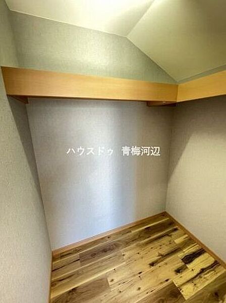 6.5帖洋室収納：ハンガーポールと枕棚の設置があるので使いやすさアップ。床には衣装ケースを配置する事のできるゆとりもあります。