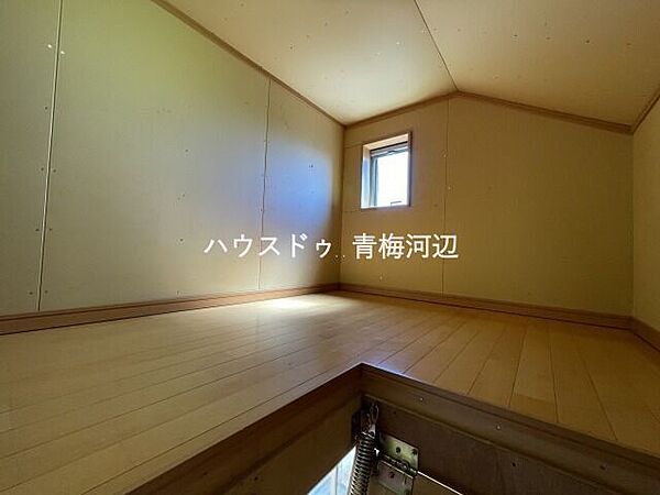 南側6帖洋室屋根裏収納：屋根裏収納があるので普段使わない物や季節外のお洋服などを色々しまうことができます。