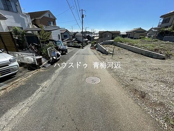 車がすれ違うには厳しい道幅ですが、車はスピードを抑えて走行するので、お子様にも安全な道幅となっています。