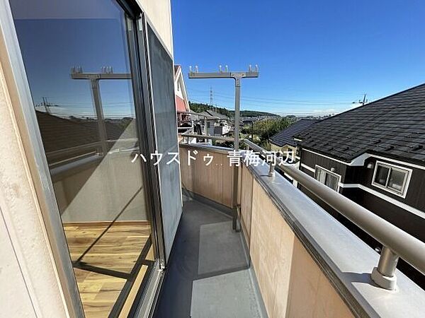 バルコニー：明るい日差したっぷりのバルコニーです♪こんな天気の良い日は気持ち良く洗濯物を干せますね！