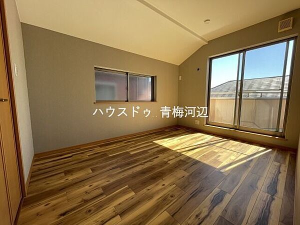 6.5帖洋室：2面採光なので、通風・採光良好です。収納があるので大きな家具を置かずに、お部屋を広々使えますね。