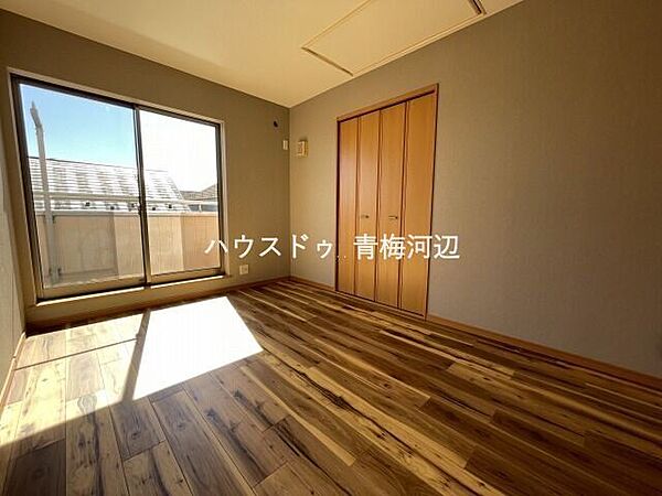 南側6帖洋室：南向きの洋室は自然光が入り、昼間は電気をつけなくてもお過ごしいただけます。リラックスできる空間になりますね。