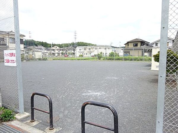 谷野運動広場フェンスで囲われており、バットの使用はできません。お子様が走り回れる広い広場です。ベンチが設置されているので休憩もできます。 290m