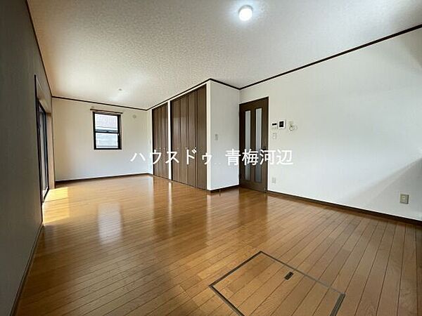 14帖リビング：ナチュラルな雰囲気のフローリングですので家具やインテリアなども合わせやすいです。どんなお部屋にしていくか考えるのも楽しいですね♪