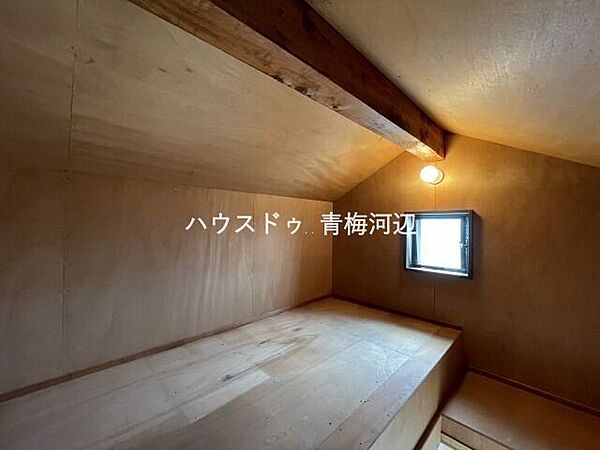 屋根裏収納：屋根裏収納があるので普段使わない物や季節外のお洋服などを色々しまうことができます。