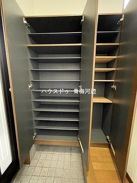 玄関収納：収納力があるので、ご家族の靴もたくさん保管できそうです。