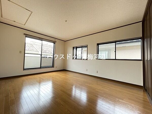 10帖洋室：広々としたお部屋なので、ご夫婦の寝室としてもお使いいただけそうです。南側の窓から日差しが入りプライベートの時間も気持ちよく過ごすことができそうです。