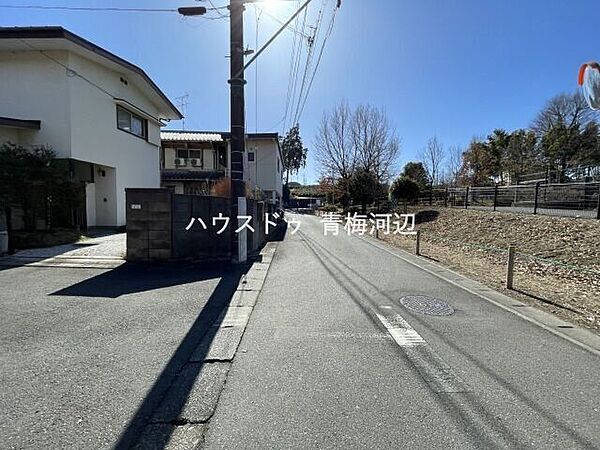 前面道路：普通車が1台通れる幅となります。