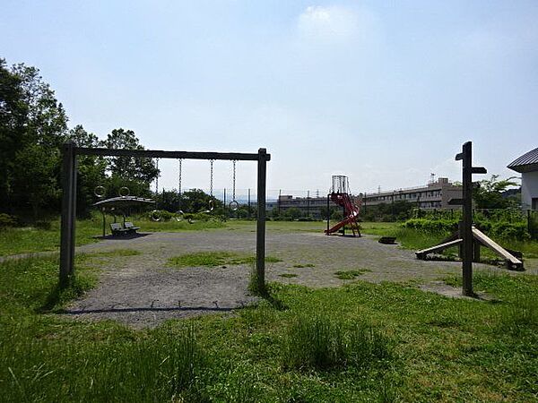 今井ふれあい公園遊具のある広い運動場。 250m