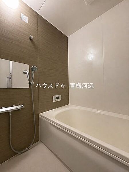 浴室：広めの浴槽なので、お子様とのバスタイムを楽しむことができそうです。1日の疲れもしっかり癒すことができそうです。※一部CG家具消し加工処理をしています。