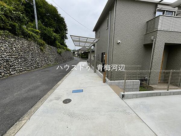 駐車場：舗装された駐車場で普通車3台停めて頂くことが出来ます。※一部CG家具消し加工処理をしています。