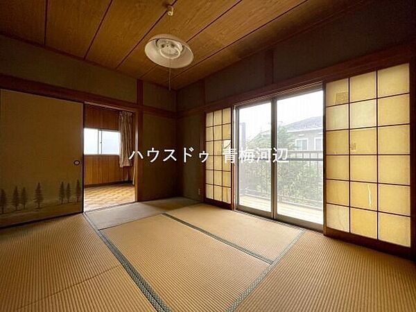 2階6帖和室：バルコニーにつづく大きめの窓からたっぷりと日差しが降り注ぎます。2面採光なので、明るいお部屋でもちろん風通しも良好です。