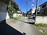 その他：【東側 前面道路】車がすれ違うのに十分な道幅です。車が2台と通行人も通れる幅となっています。