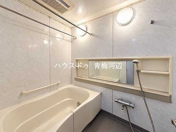 浴室：シンプルで清潔感のある浴室です。シャンプーなどを置いておく棚もあります。※一部CG家具消し加工処理をしています。