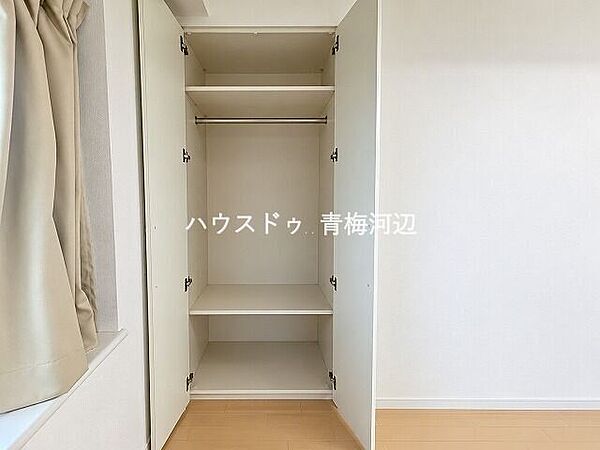 5帖洋室：パイプハンガー付きなのでお洋服をハンガーに掛けたまま収納できます。※一部CG家具消し加工処理をしています。