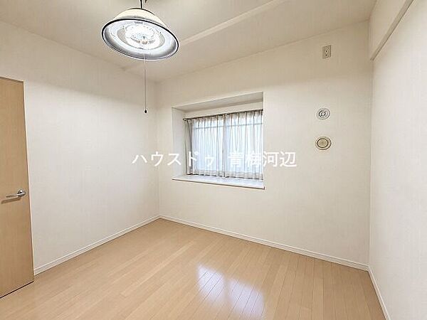 5.2帖洋室：小さめのお部屋ですが納戸として利用したり、ウオークインクローゼットとしてご家族分の衣類の収納にと活用していただけます。※一部CG家具消し加工処理をしています。