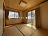和室：7.2帖和室：広々としたお部屋なので、ご夫婦の寝室としてもお使いいただけそうです。南側の窓から日差しが入りプライベートの時間も気持ちよく過ごすことができそうです。