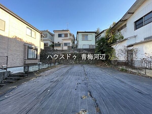 前面道路の石垣塀にある階段を上った先にこちらのお土地があります！