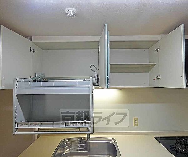 画像19:キッチン収納です。　上部の棚が可動式です。